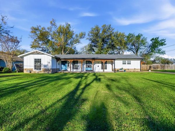 1704 S Houston Street, Kaufman, TX 75142