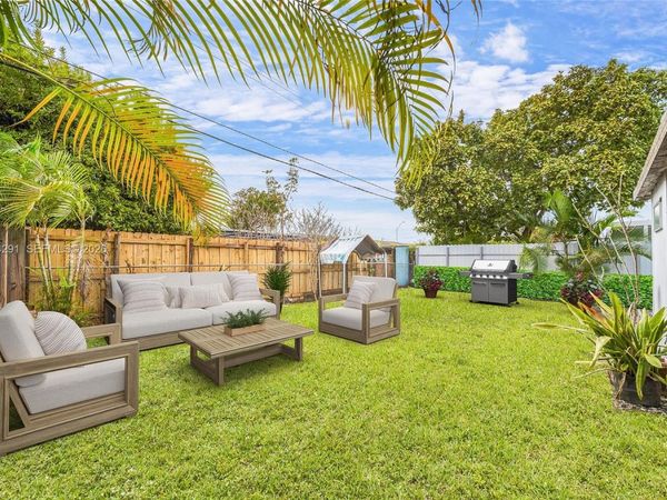 27 Suffolk Ave , Hialeah, FL 33010