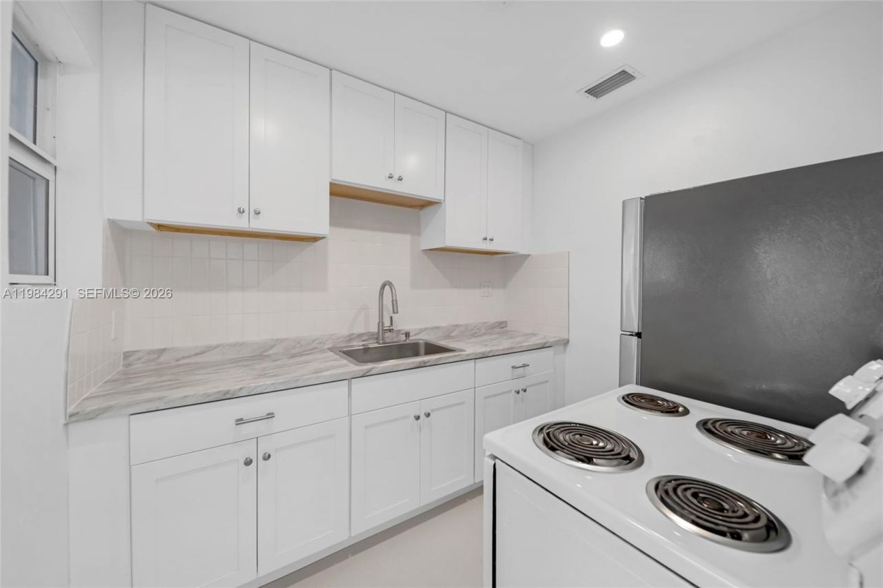 27 Suffolk Ave , Hialeah, FL 33010 Photo