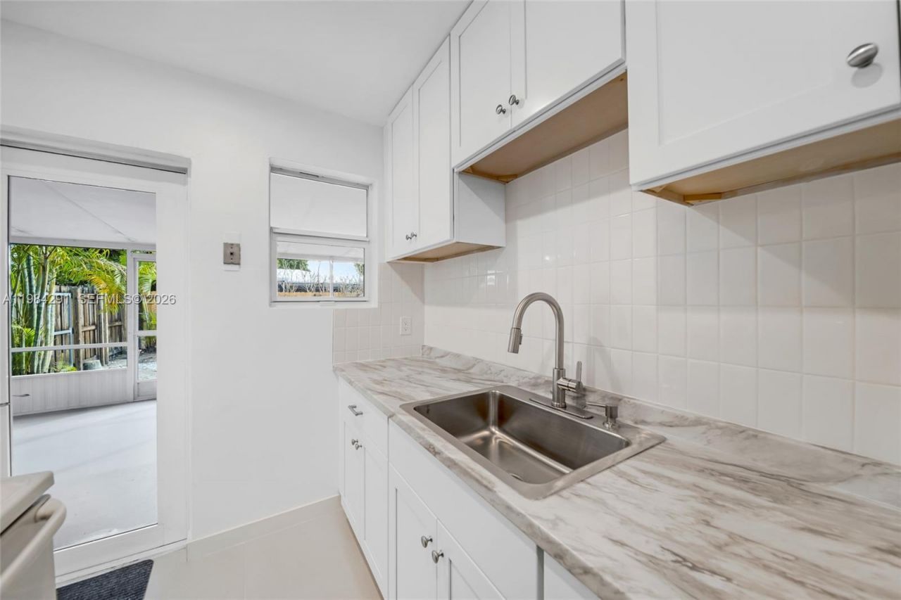 27 Suffolk Ave , Hialeah, FL 33010 Photo