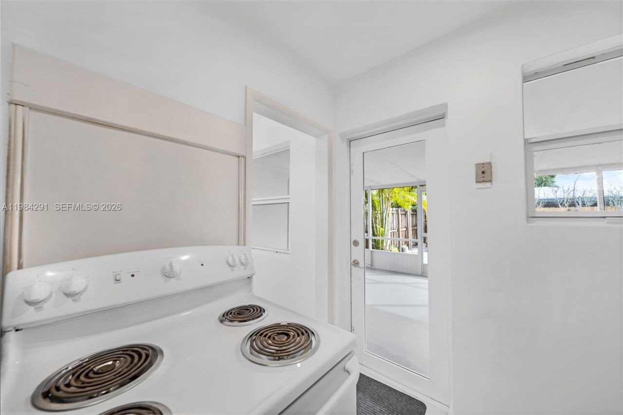 27 Suffolk Ave , Hialeah, FL 33010 Photo