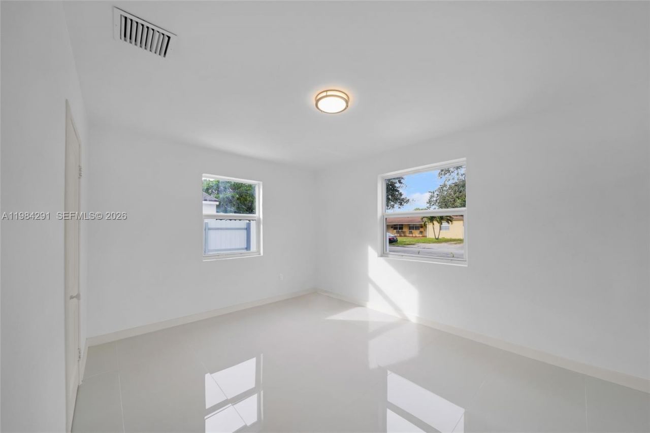 27 Suffolk Ave , Hialeah, FL 33010 Photo