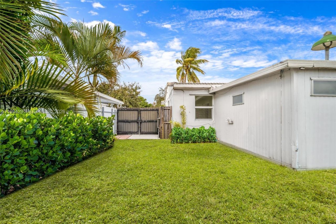 27 Suffolk Ave , Hialeah, FL 33010 Photo