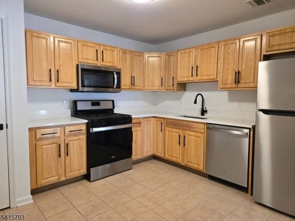 40 Forest Dr, Piscataway, NJ 08854