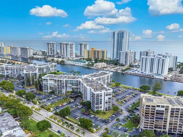800 Parkview Dr, Unit 527, Hallandale Beach, FL 33009