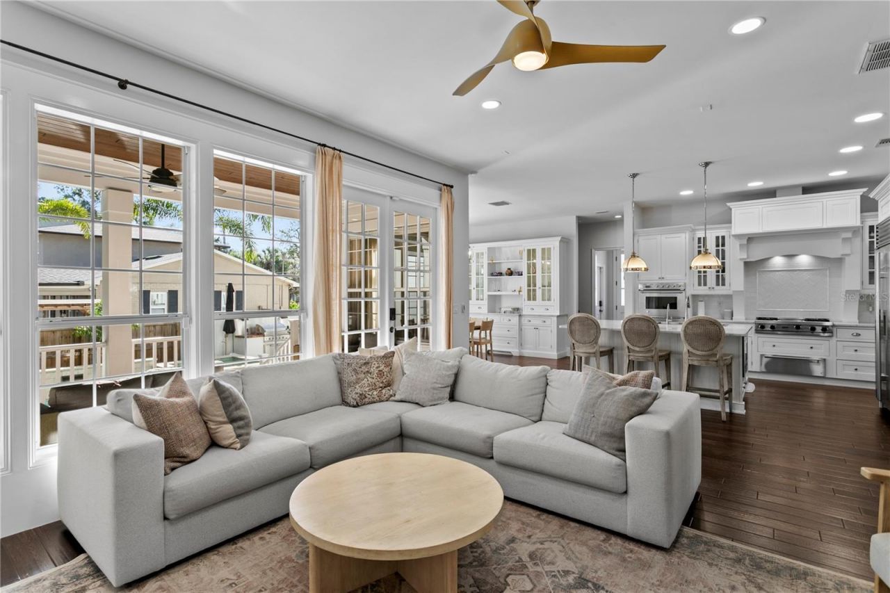 12 S Treasure Drive, Tampa, FL 33609 Photo