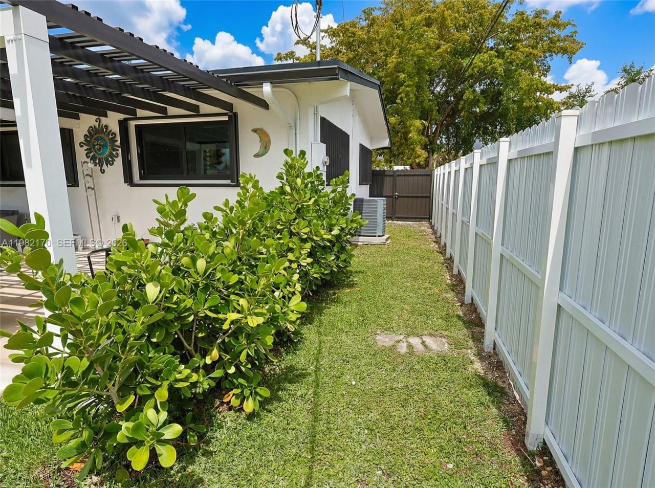 9460 Martinique Dr, Cutler Bay, FL 33189 Photo