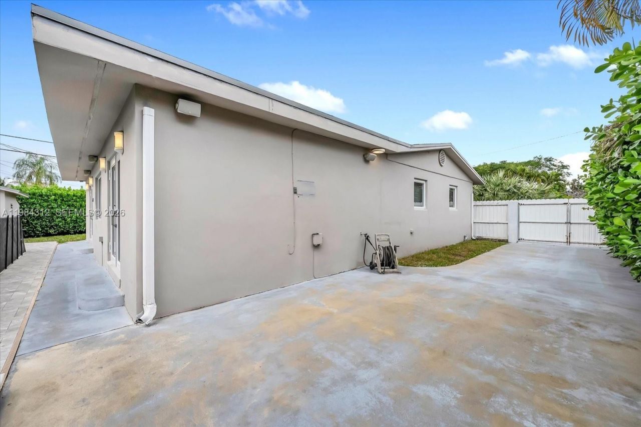 10330 SW 51st St , Miami, FL 33165 Photo