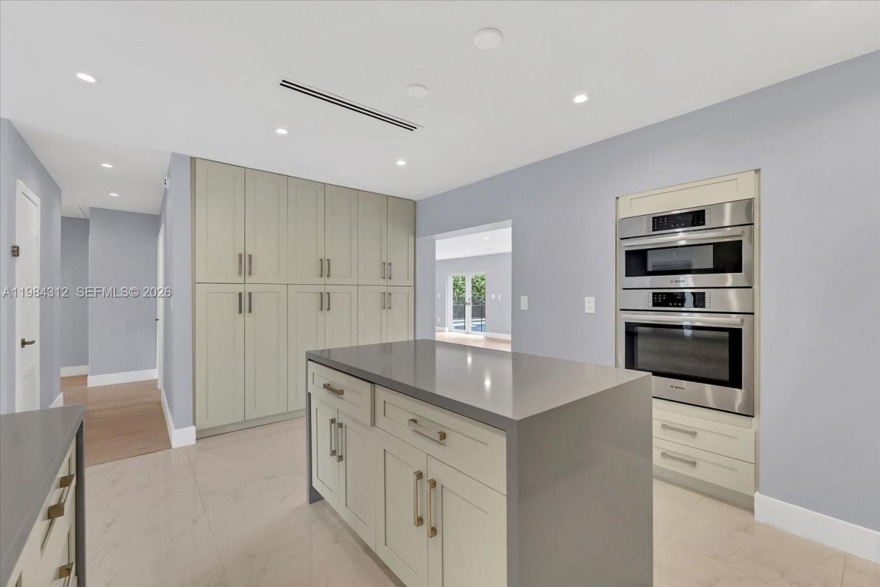 10330 SW 51st St , Miami, FL 33165 Photo