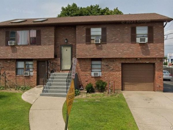 3 Midwood Avenue, Farmingdale, NY 11735