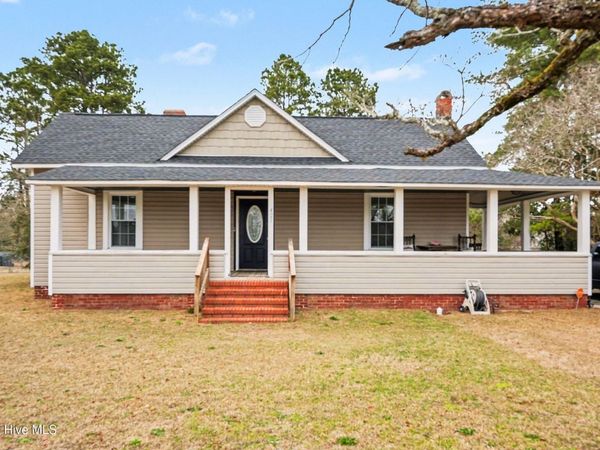 423 E Edinborough Avenue , Raeford, NC 28376