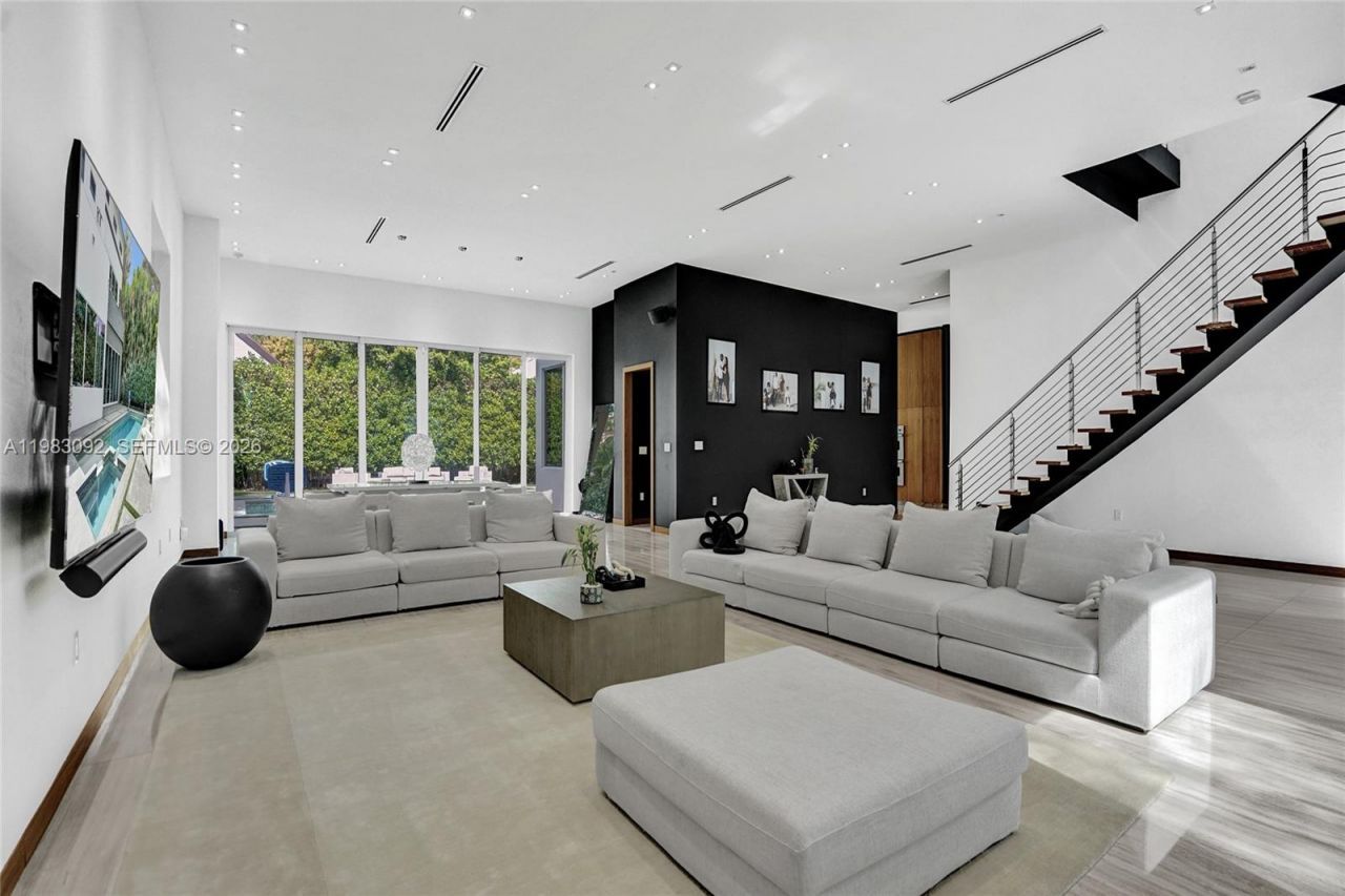 19914 NE 19th Ct, Miami, FL 33179 Photo