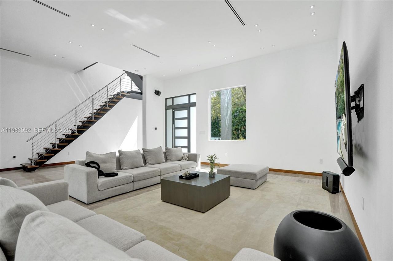 19914 NE 19th Ct , Miami, FL 33179 Photo