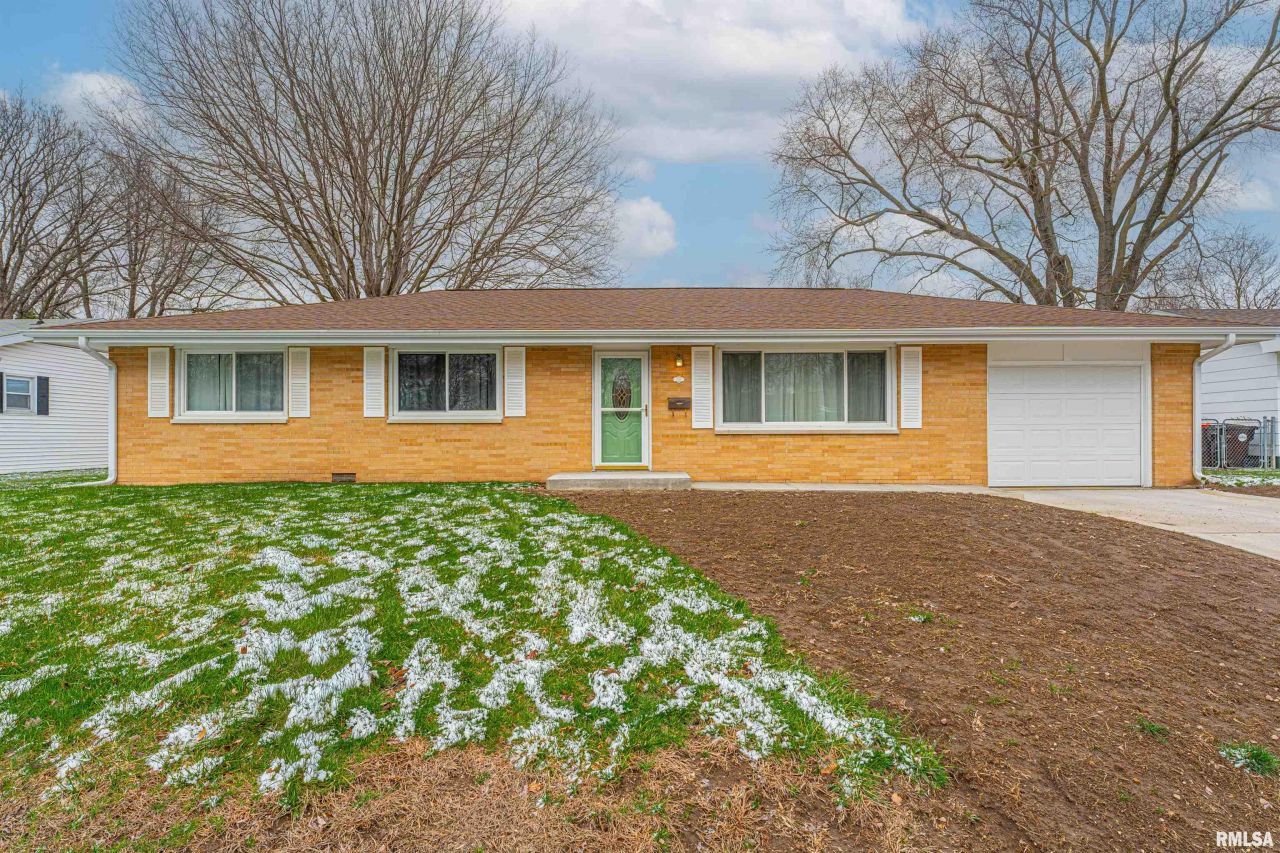 130 Half Moon, Lincoln, IL 62656 Main Photo