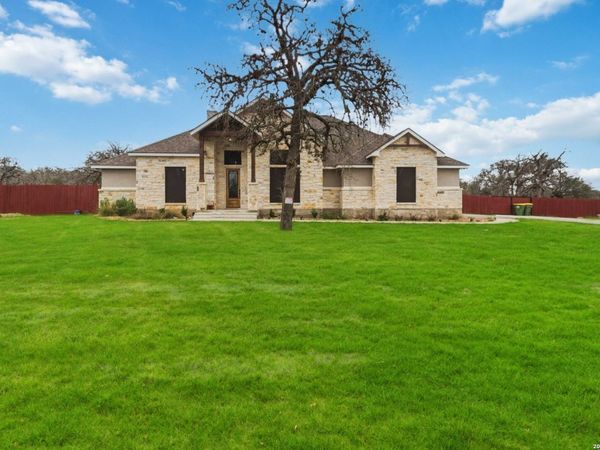 104 Hondo, La Vernia, TX 78121