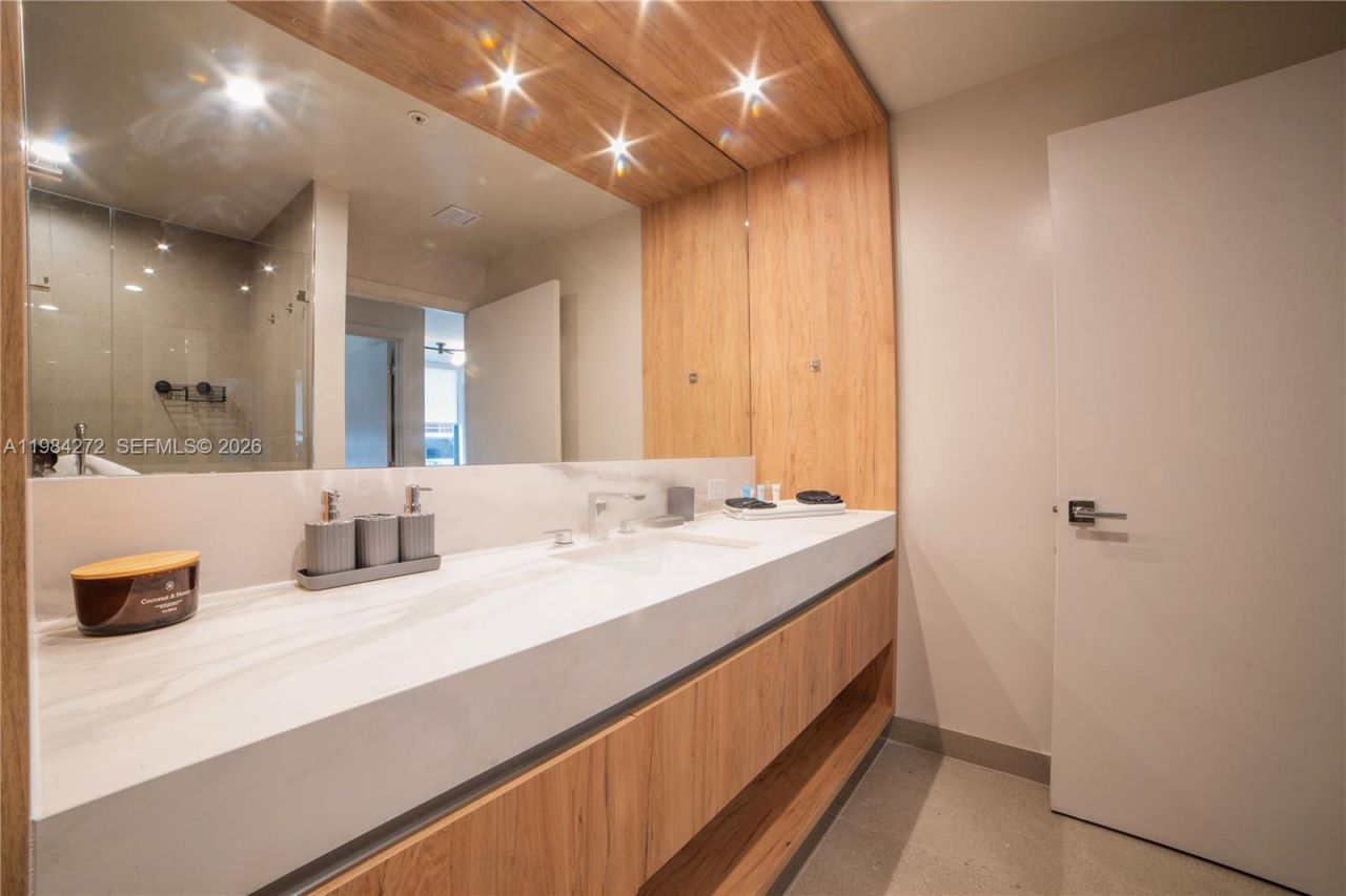 11 NE 6th , Unit 1403, Miami, FL 33132 Photo