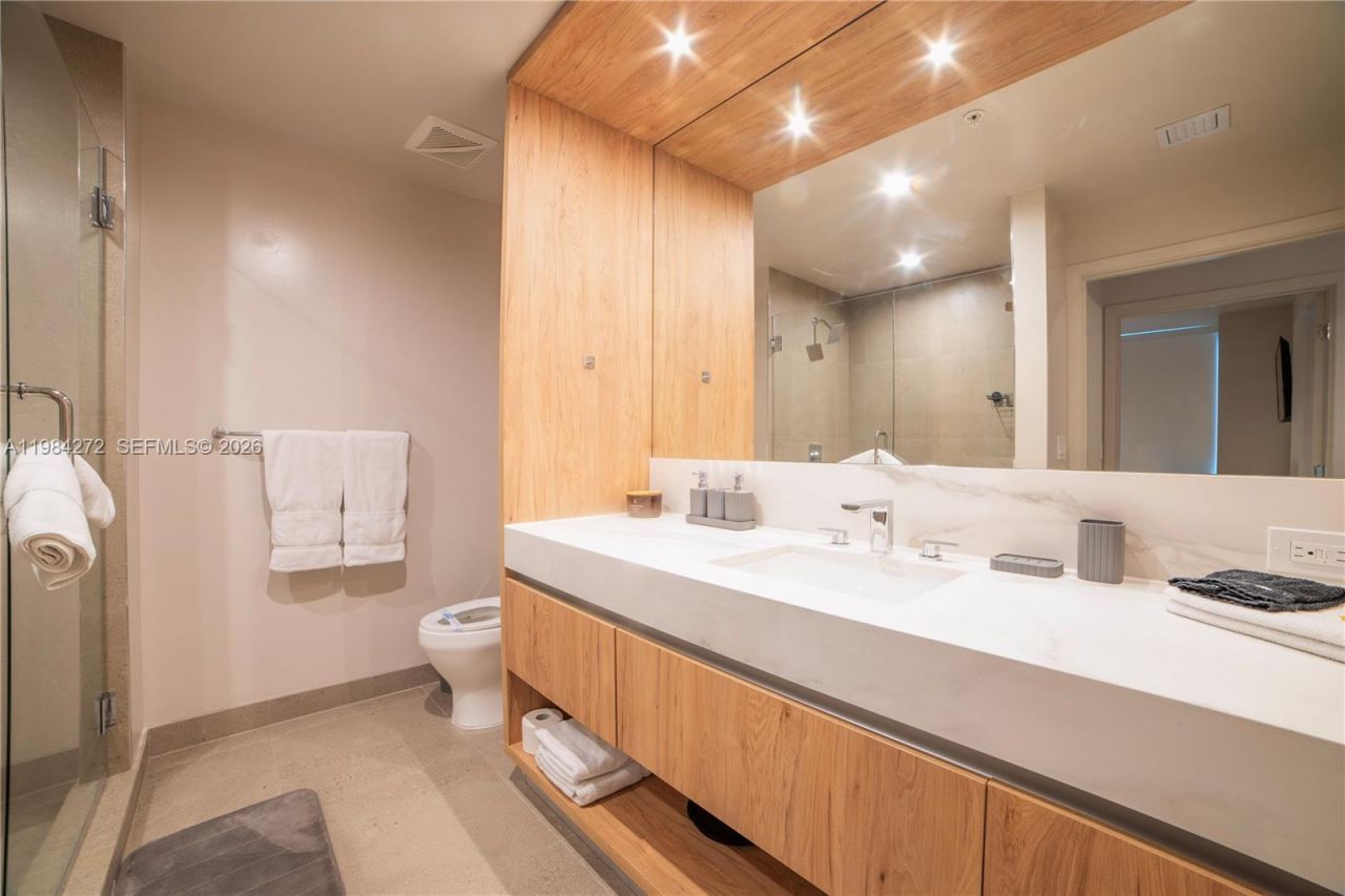 11 NE 6th , Unit 1403, Miami, FL 33132 Photo