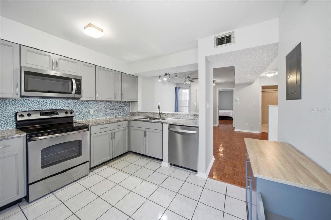 6826 Stones Throw Circle N, Unit 11206, Saint Petersburg, FL 33710 Photo