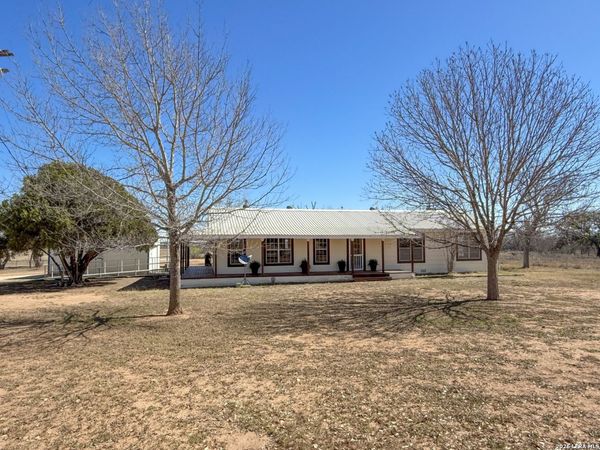 3962 STATE HWY 173 S, Devine, TX 78016