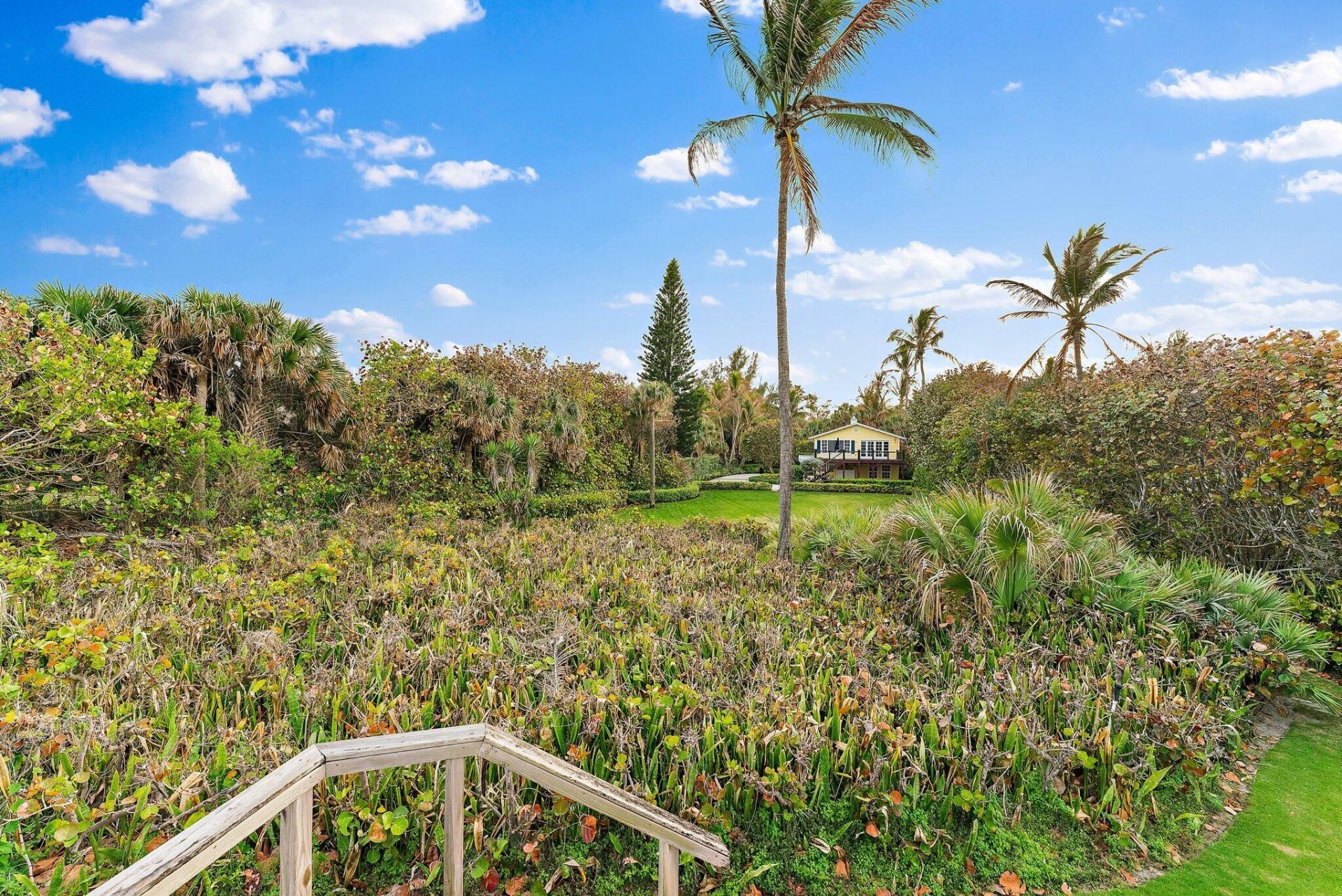 31 N Beach Road, Jupiter Island, FL 33455 Photo
