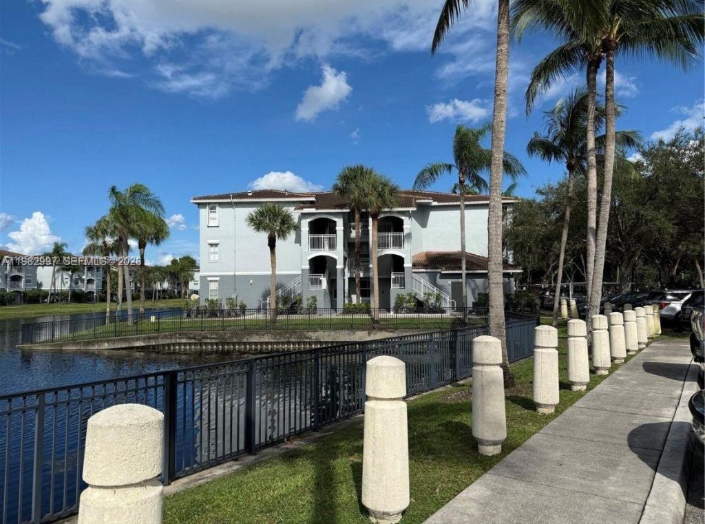 150 NW 96th Ave, Unit 9-203, Pembroke Pines, FL 33024 Photo