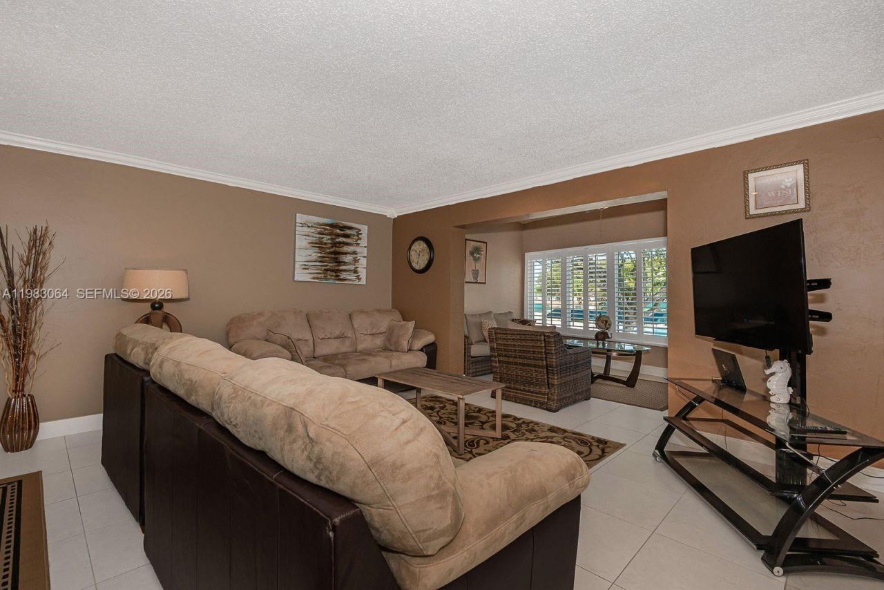 4270 NW 40th St , Unit 201, Lauderdale Lakes, FL 33319 Photo