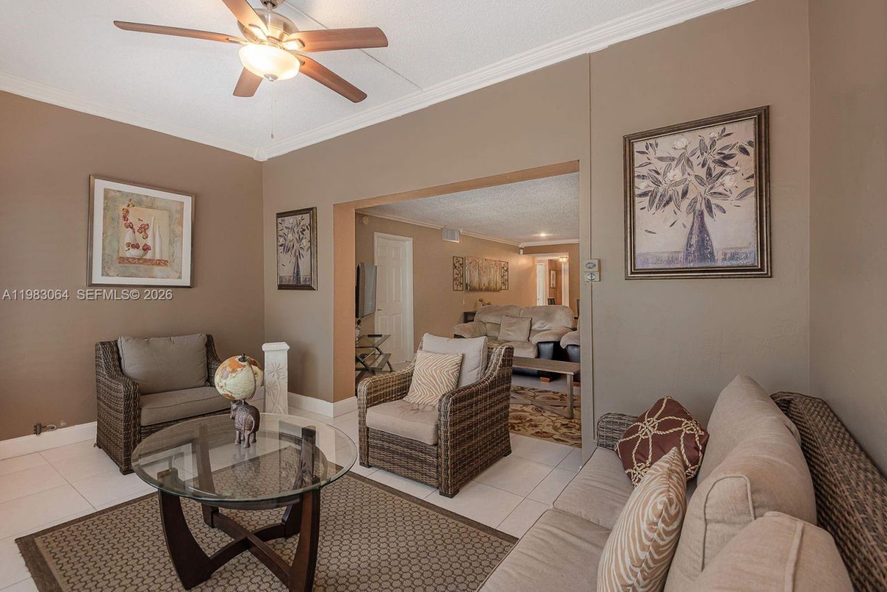 4270 NW 40th St , Unit 201, Lauderdale Lakes, FL 33319 Photo