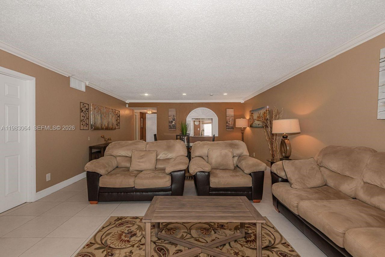 4270 NW 40th St , Unit 201, Lauderdale Lakes, FL 33319 Photo