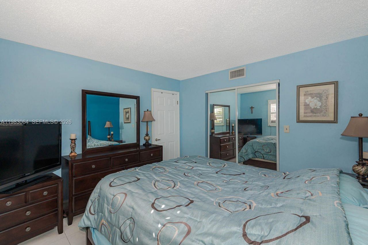 4270 NW 40th St , Unit 201, Lauderdale Lakes, FL 33319 Photo