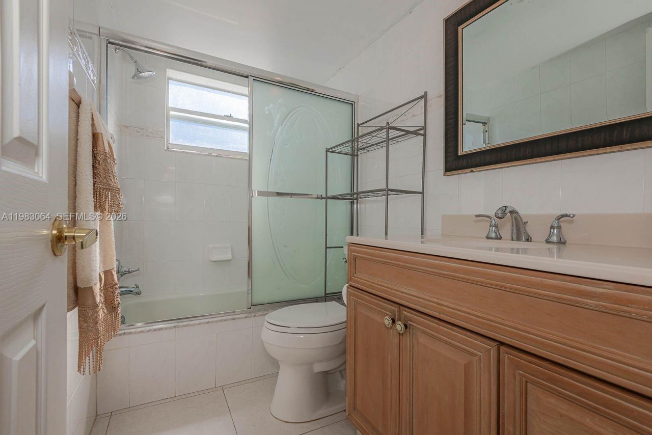 4270 NW 40th St , Unit 201, Lauderdale Lakes, FL 33319 Photo