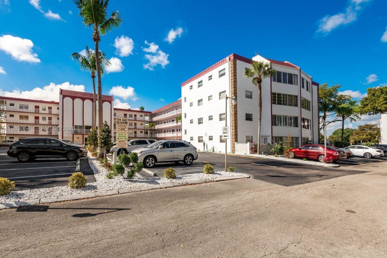 4270 NW 40th St , Unit 201, Lauderdale Lakes, FL 33319 Photo