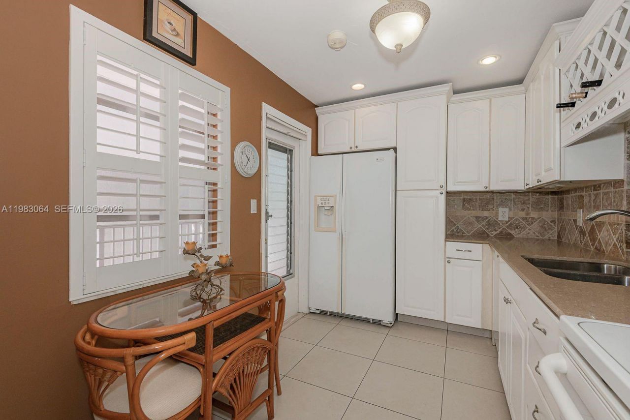 4270 NW 40th St , Unit 201, Lauderdale Lakes, FL 33319 Photo