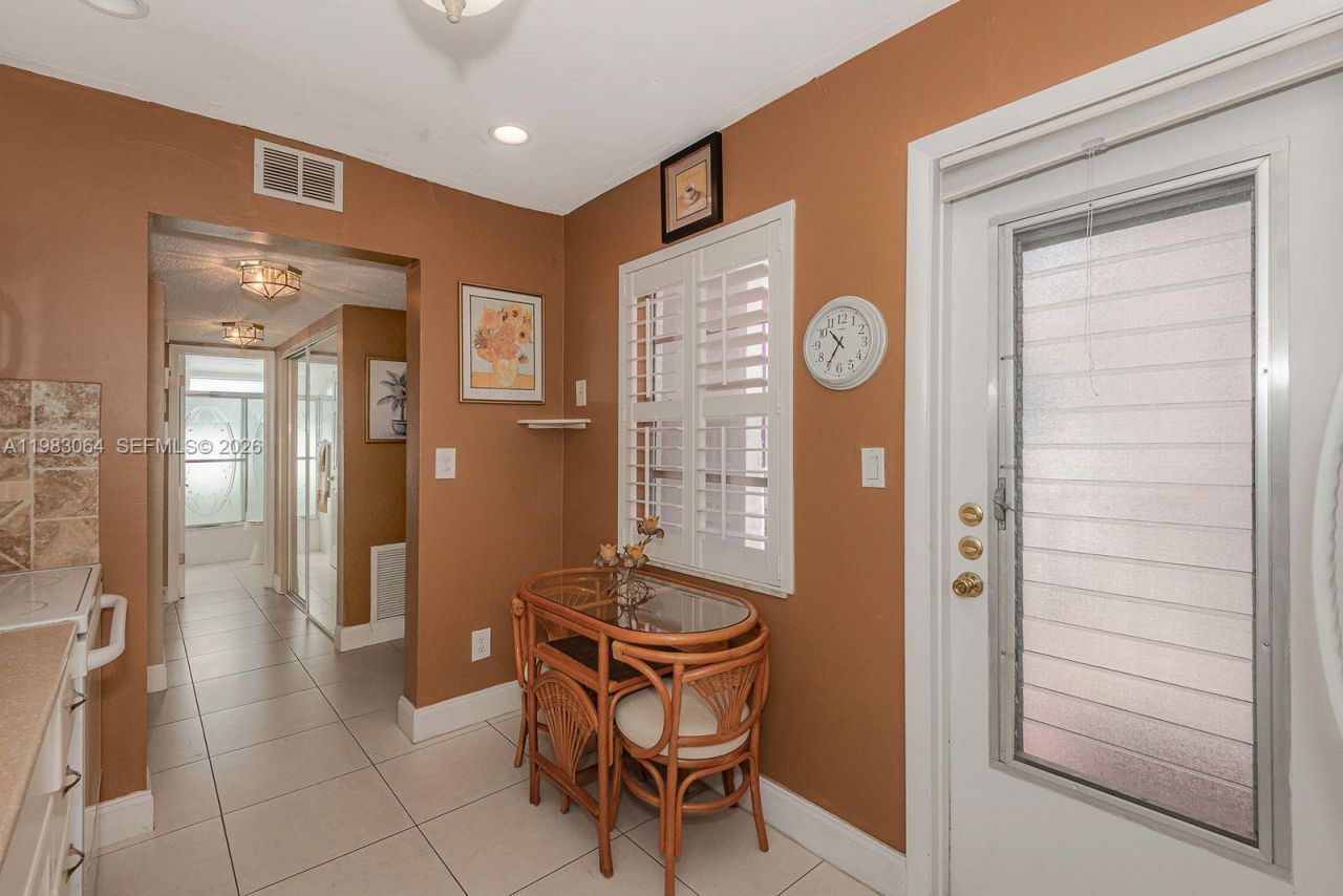 4270 NW 40th St , Unit 201, Lauderdale Lakes, FL 33319 Photo