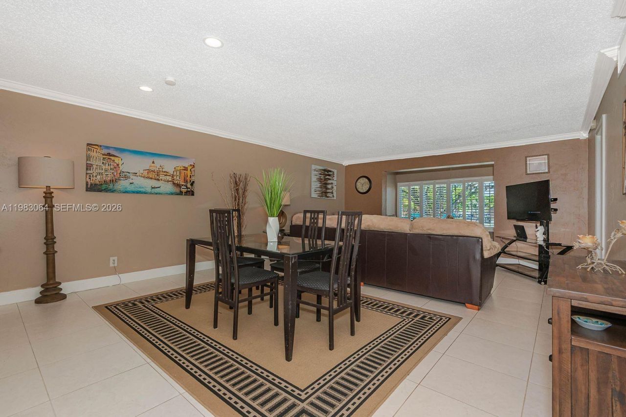 4270 NW 40th St , Unit 201, Lauderdale Lakes, FL 33319 Photo