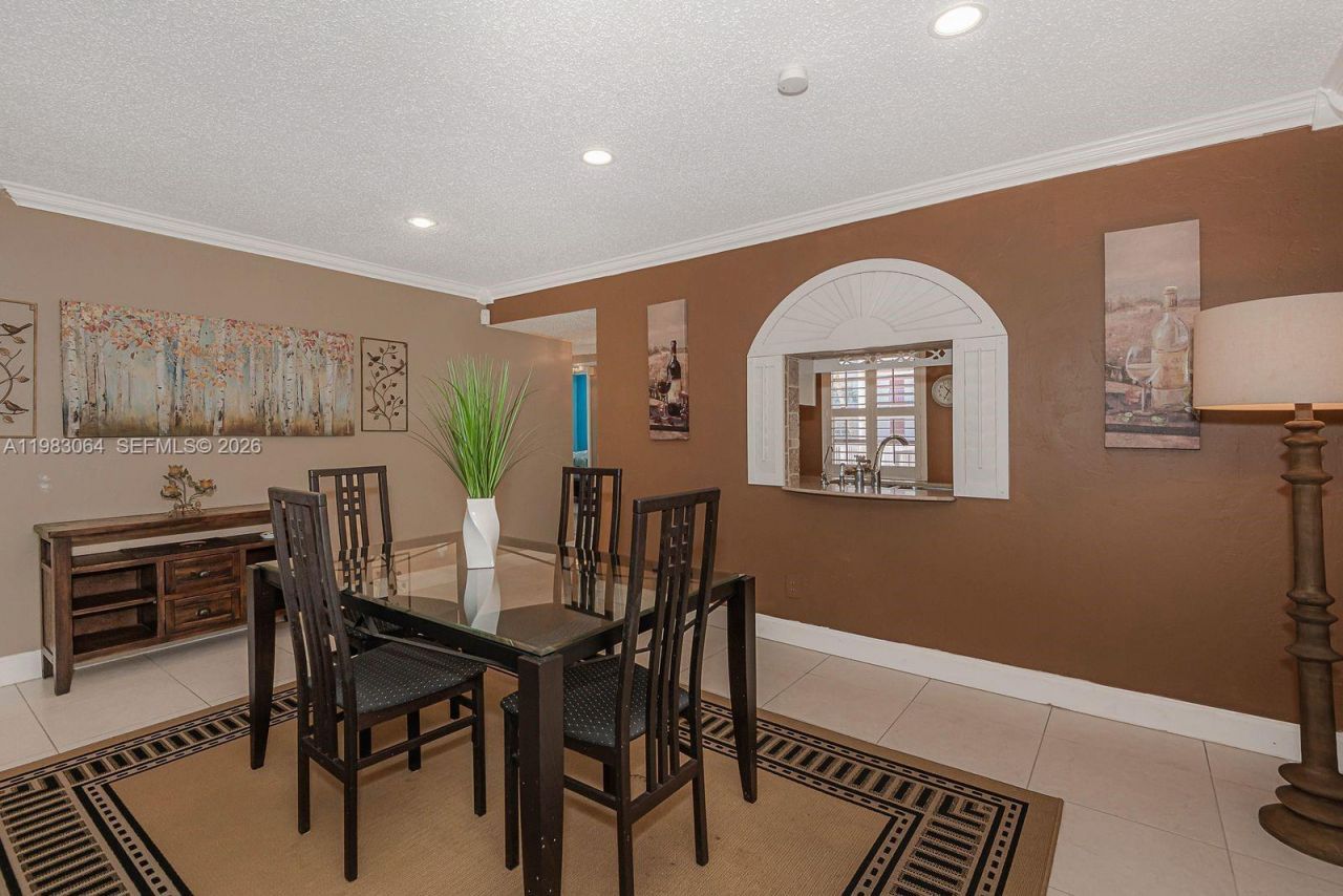 4270 NW 40th St , Unit 201, Lauderdale Lakes, FL 33319 Photo