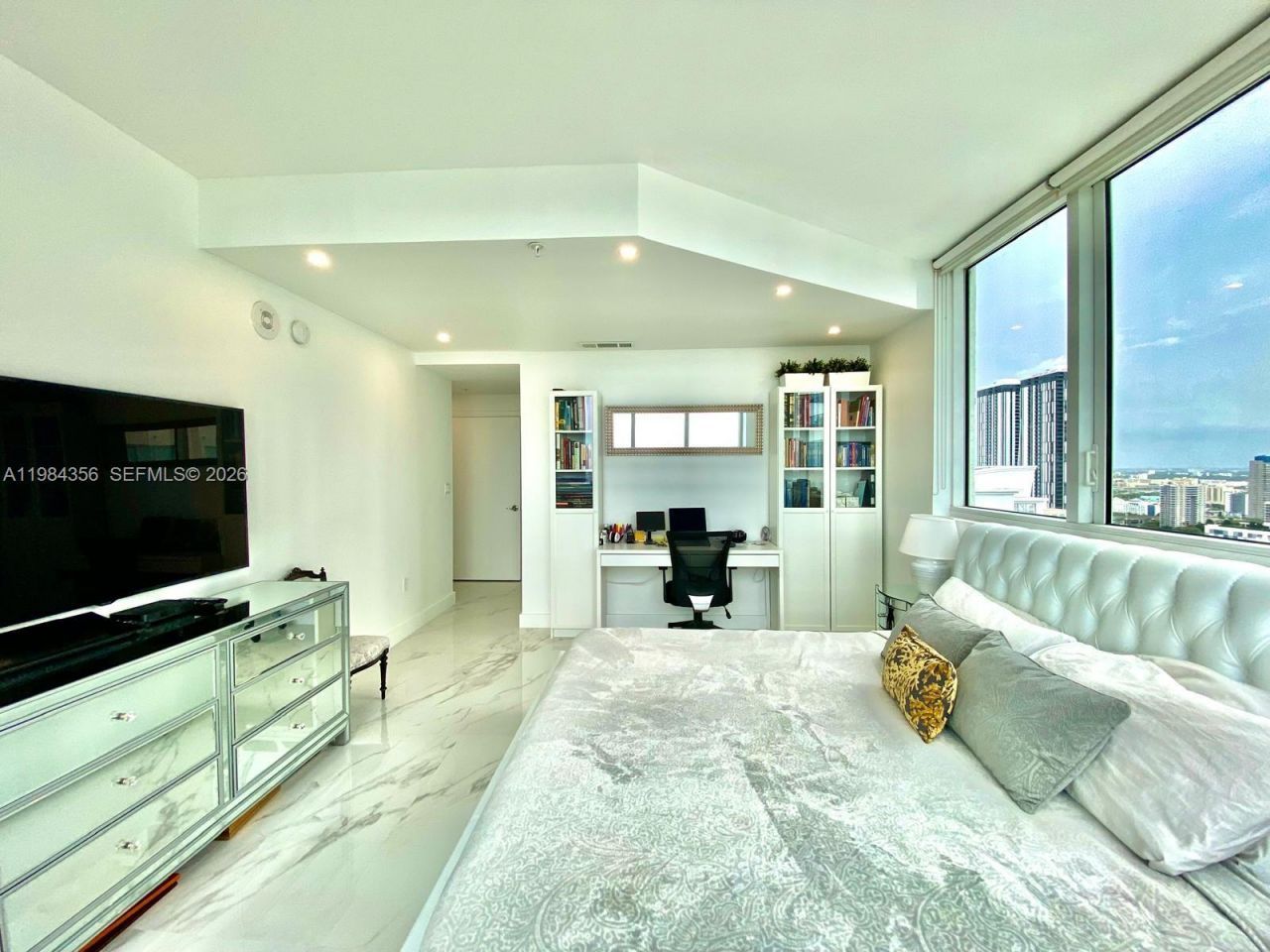 253 NE 2nd St, Unit 2703, Miami, FL 33132 Photo