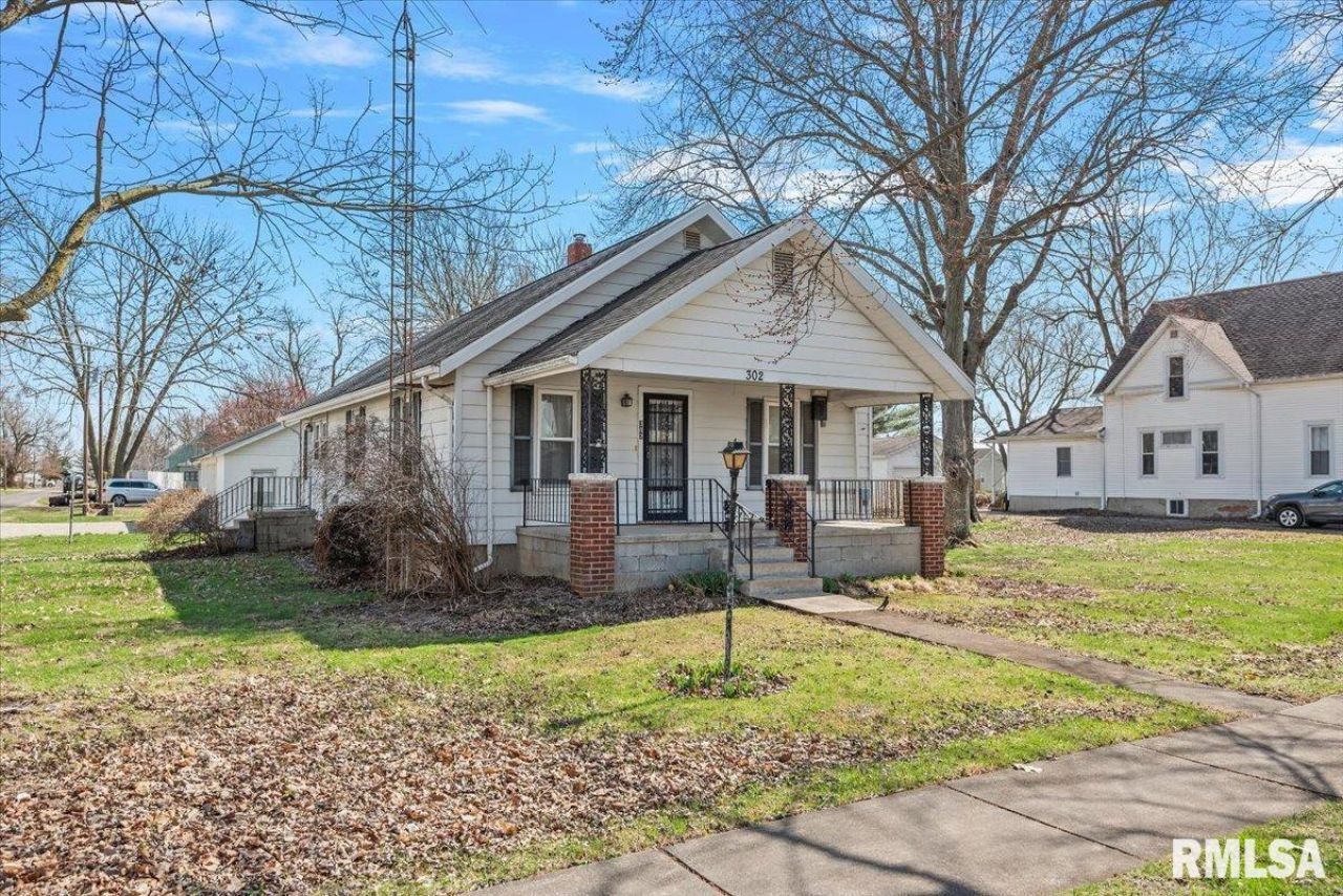 302 S Pine Street, Stonington, IL 62567 Main Photo
