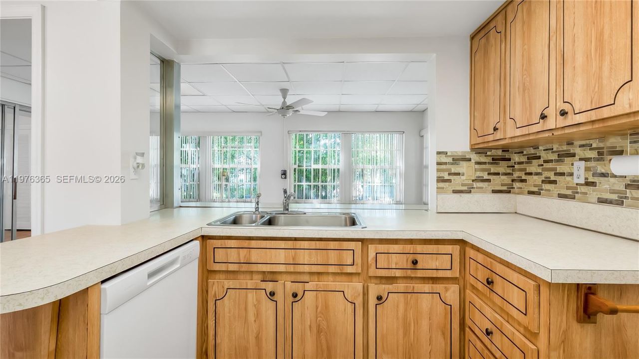 5102 NW 53rd St, Unit 5102, Tamarac, FL 33319 Photo