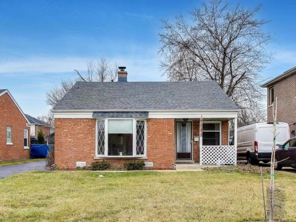 8334 N New England Avenue, Niles, IL 60714