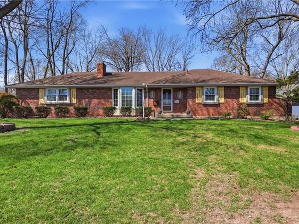 6828 Lakeshore Drive, Raytown, MO 64133