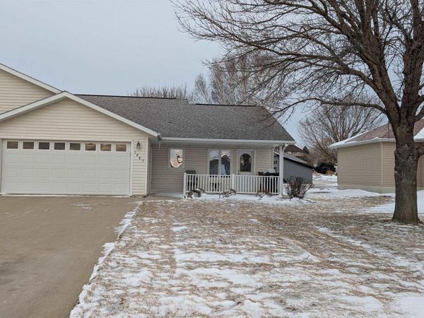 1467 7TH AVE SE, Sioux Center, IA 51250