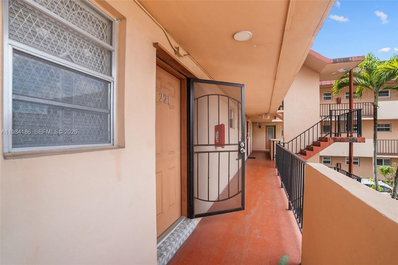 19001 NE 14th Ave , Unit 221, Miami, FL 33179 Photo