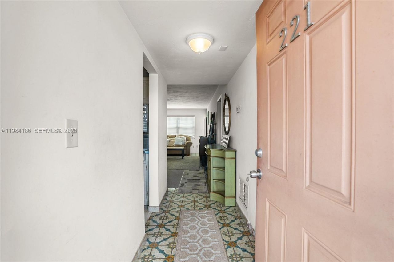 19001 NE 14th Ave , Unit 221, Miami, FL 33179 Photo