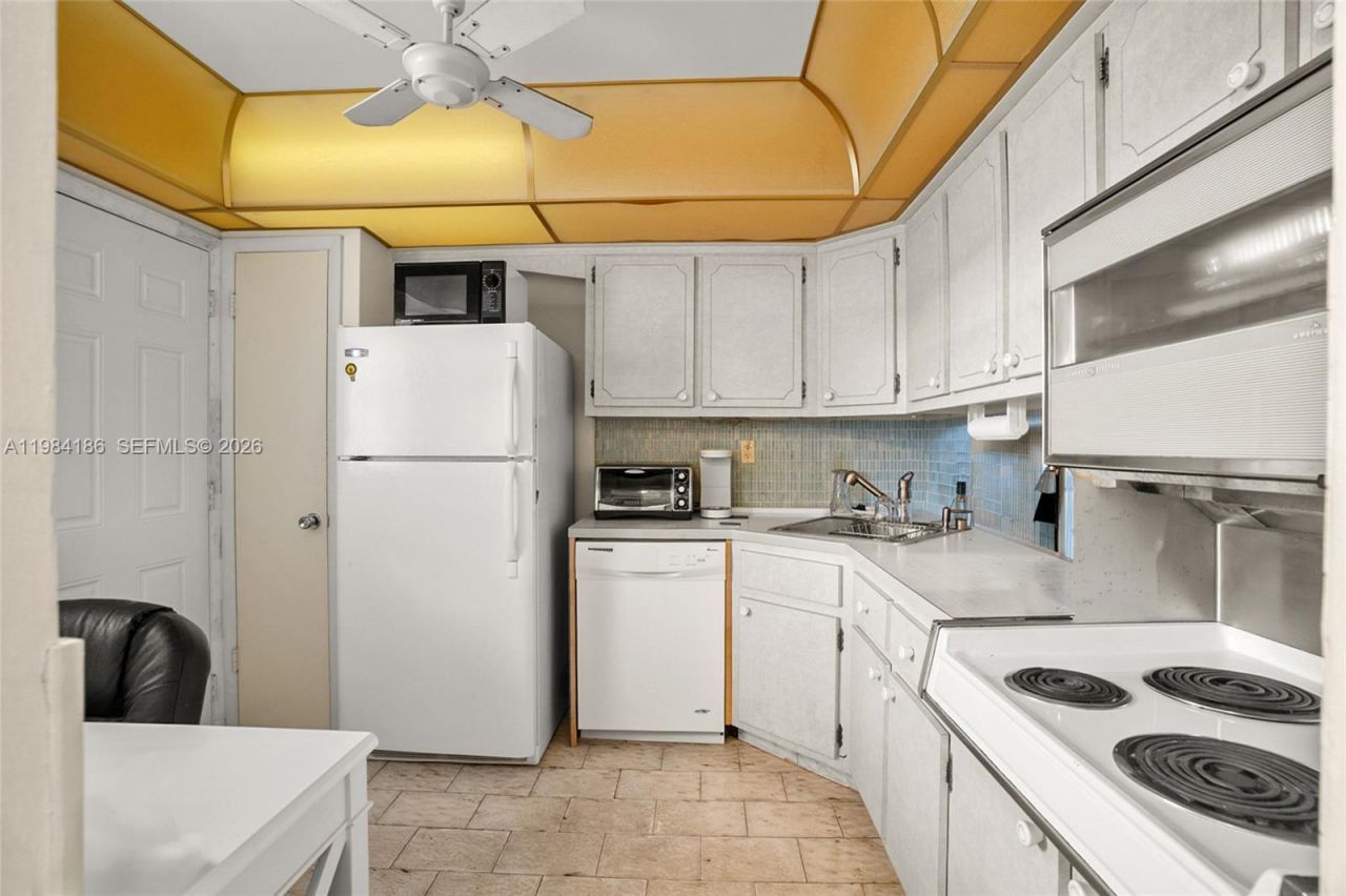 19001 NE 14th Ave , Unit 221, Miami, FL 33179 Photo