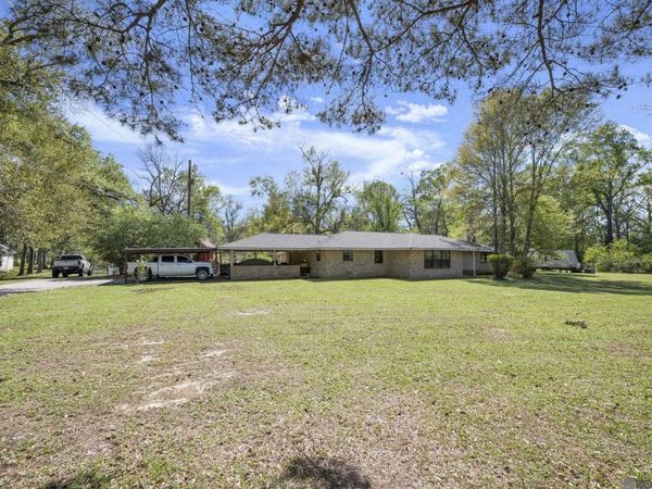 907 E Bayou Narcisse St, Gonzales, LA 70737