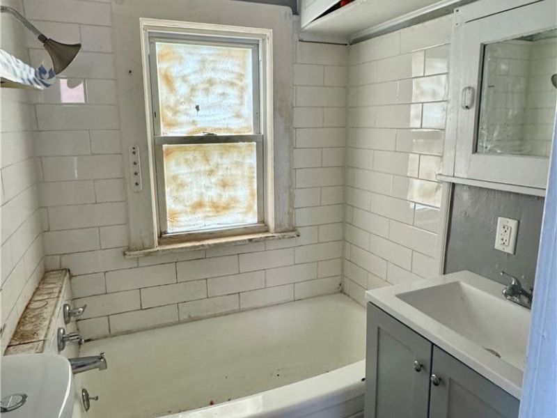 859 Whitcomb Road, Cleveland, OH 44110 Photo 11