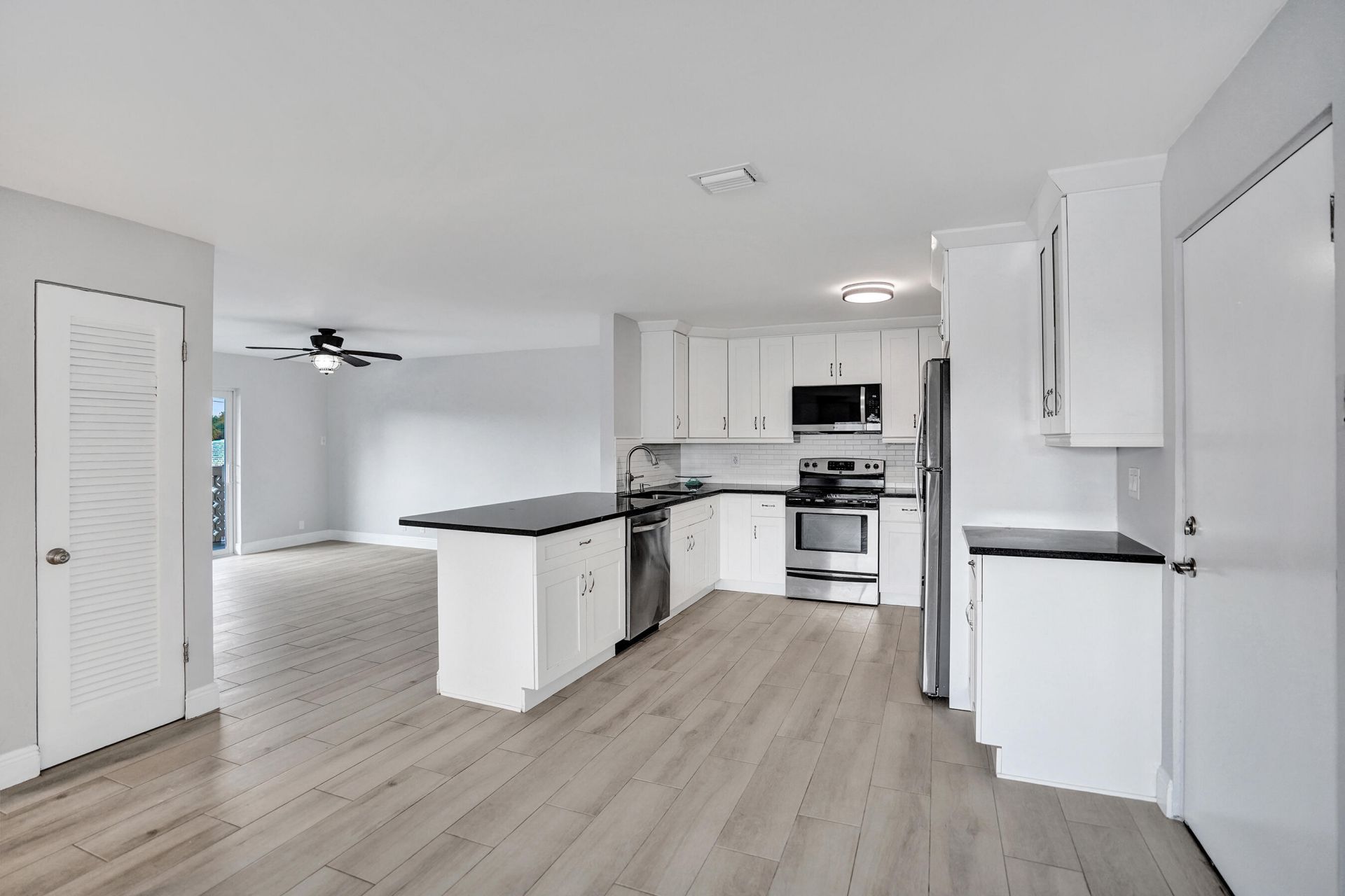 3220 Bayview Drive, Unit 315, Fort Lauderdale, FL 33306 Photo