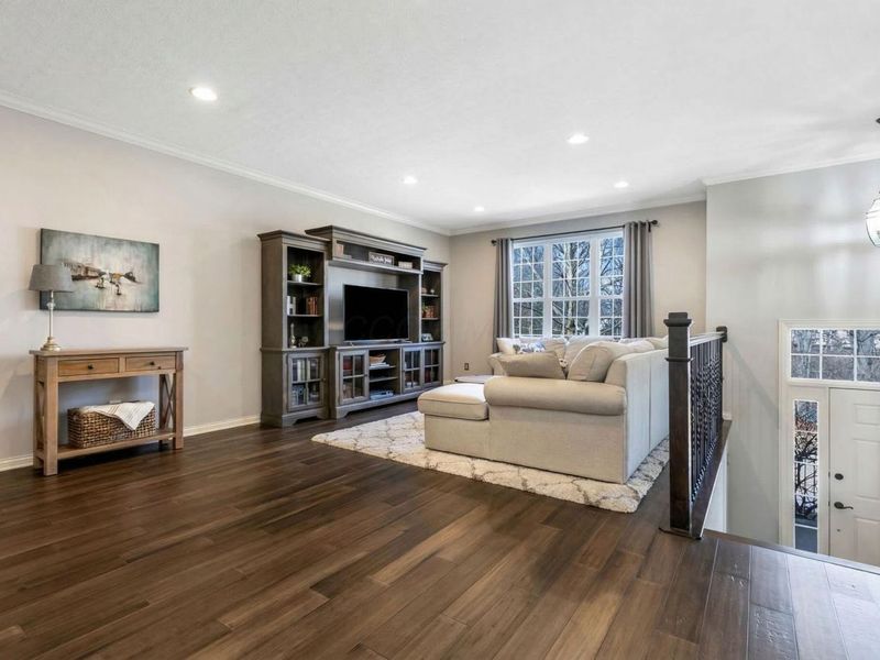 1041 Bluffway Drive, Columbus, OH 43235 Photo 4