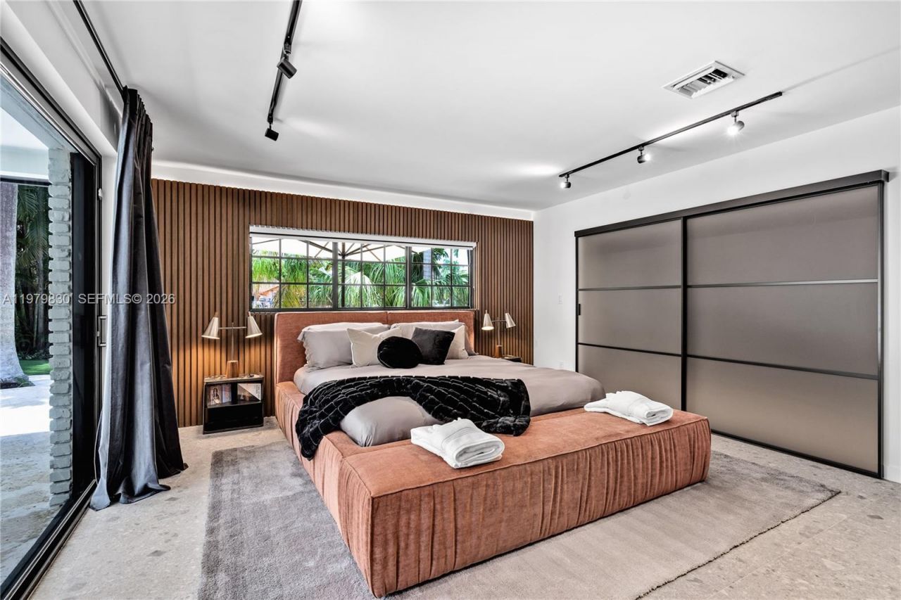 2500 Bayview Dr , Fort Lauderdale, FL 33305 Photo