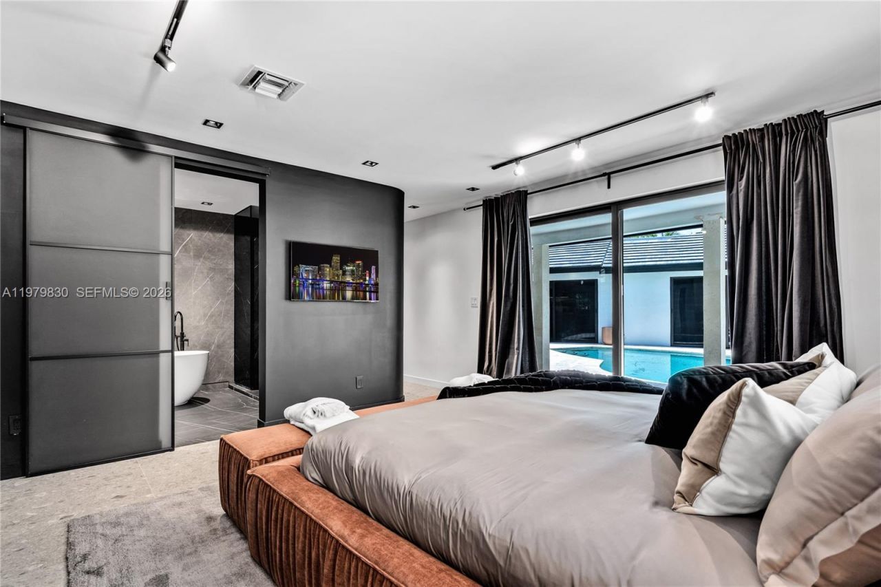 2500 Bayview Dr , Fort Lauderdale, FL 33305 Photo